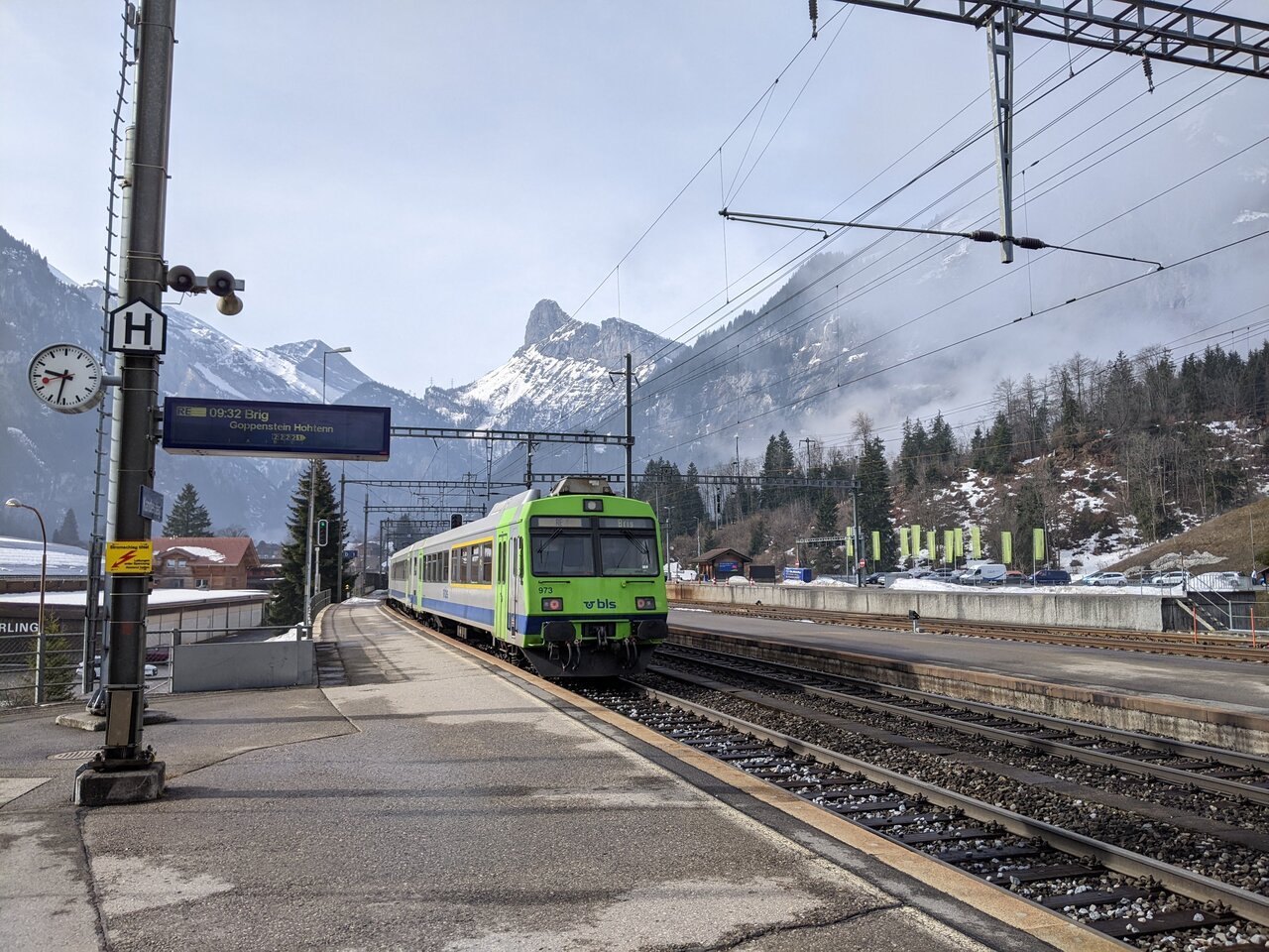 BLS-Pendelzug bei der Ausfahrt aus Kandersteg